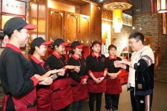 火鍋店雇16名聾啞人做服務(wù)員 治愈的笑容 讓“無聲”世界情更濃