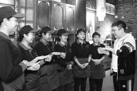 沈陽80后小伙開火鍋店：給聾啞人月薪7000，還把10%利潤給他們！