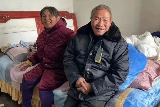 母親一步步摸索著笑意不減，將整個(gè)豬頭燒毛、清洗、煮熟、切盤，兒子在床上手舞足蹈，開心地等待著，一家人都高興壞了……”