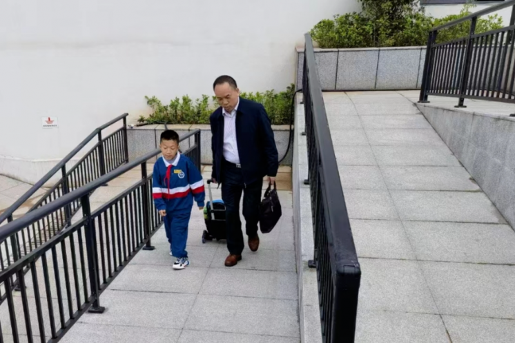 13歲特殊少年有一條228米專屬道路,長沙一所學(xué)校是這樣做的